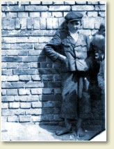 (2/2): 1942 r. - uczeń pod ścianą szkoły
