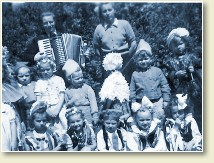 (1/1): 1953 r. - pamiątkowa fotografia wykonana prawdopodobnie po szkolnej uroczystości. Grający na harmonii – p. Czesław Kusiński.