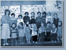(19/32): 1985 r. - pani Anna Gacia z przedszkolakami
