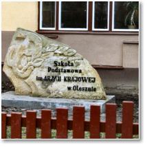 (11/15): Rok 1991 - obelisk upamiętniający nadanie szkole imienia Armii Krajowej