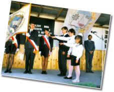 (6/11): Rok 1993 - uroczystość nadania szkole sztandaru