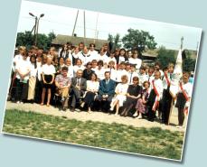 (6/8): Rok 1995 - uroczystość pożegnania absolwentów szkoły