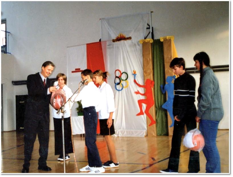 Rok 2001 - otwarcie sali gimnastycznej