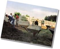 (30/47): Rok 2003 - Porządkowanie terenu wzdłuż nowego ogrodzenia