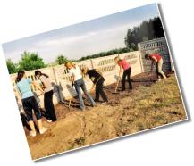 (32/47): Rok 2003 - Porządkowanie terenu wzdłuż nowego ogrodzenia