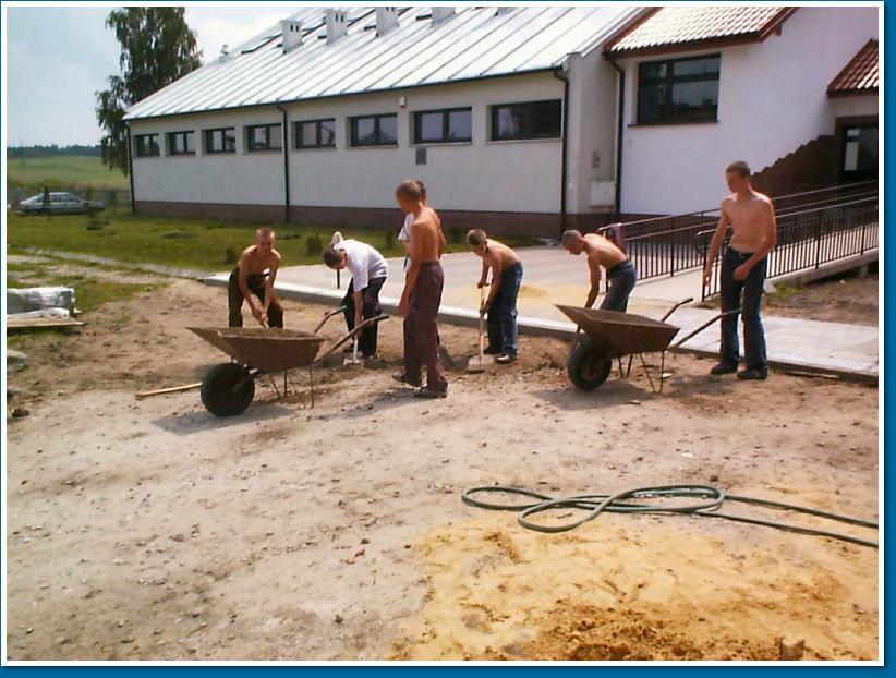 (190/441): Rok 2005 - Praca przy zagospodarowywaniu placu szkolnego