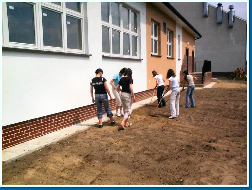 (192/441): Rok 2005 - Praca przy zagospodarowywaniu placu szkolnego