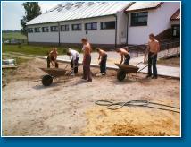 (190/441): Rok 2005 - Praca przy zagospodarowywaniu placu szkolnego