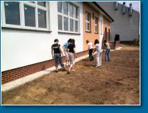 (192/441): Rok 2005 - Praca przy zagospodarowywaniu placu szkolnego